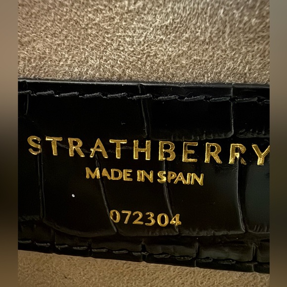 Like new Strathberry East/West Black Croc-Embossed Crossbody with Gold Chain - Picture 13 of 15